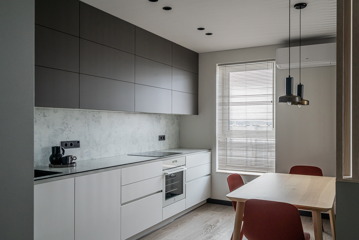 buto_interjeras_vilnius_pilaite_studija_baltas_namas_indre_rozeniene_balta_pilka_virtuve_baltas_stalvirsis