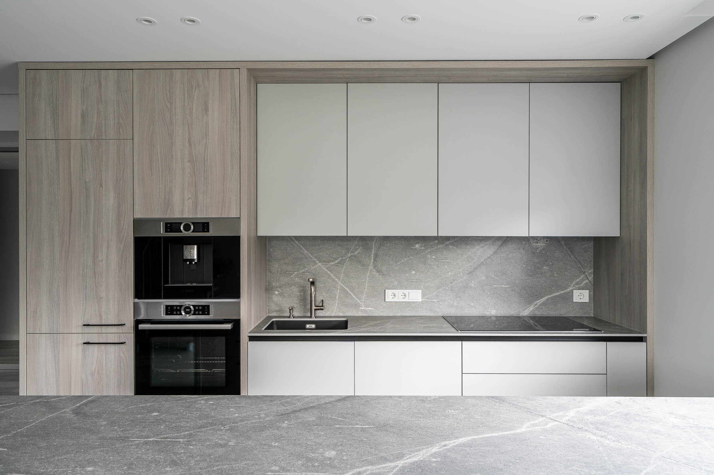 interjeras_virtuve_medis_balta_modernus_skandinaviskas