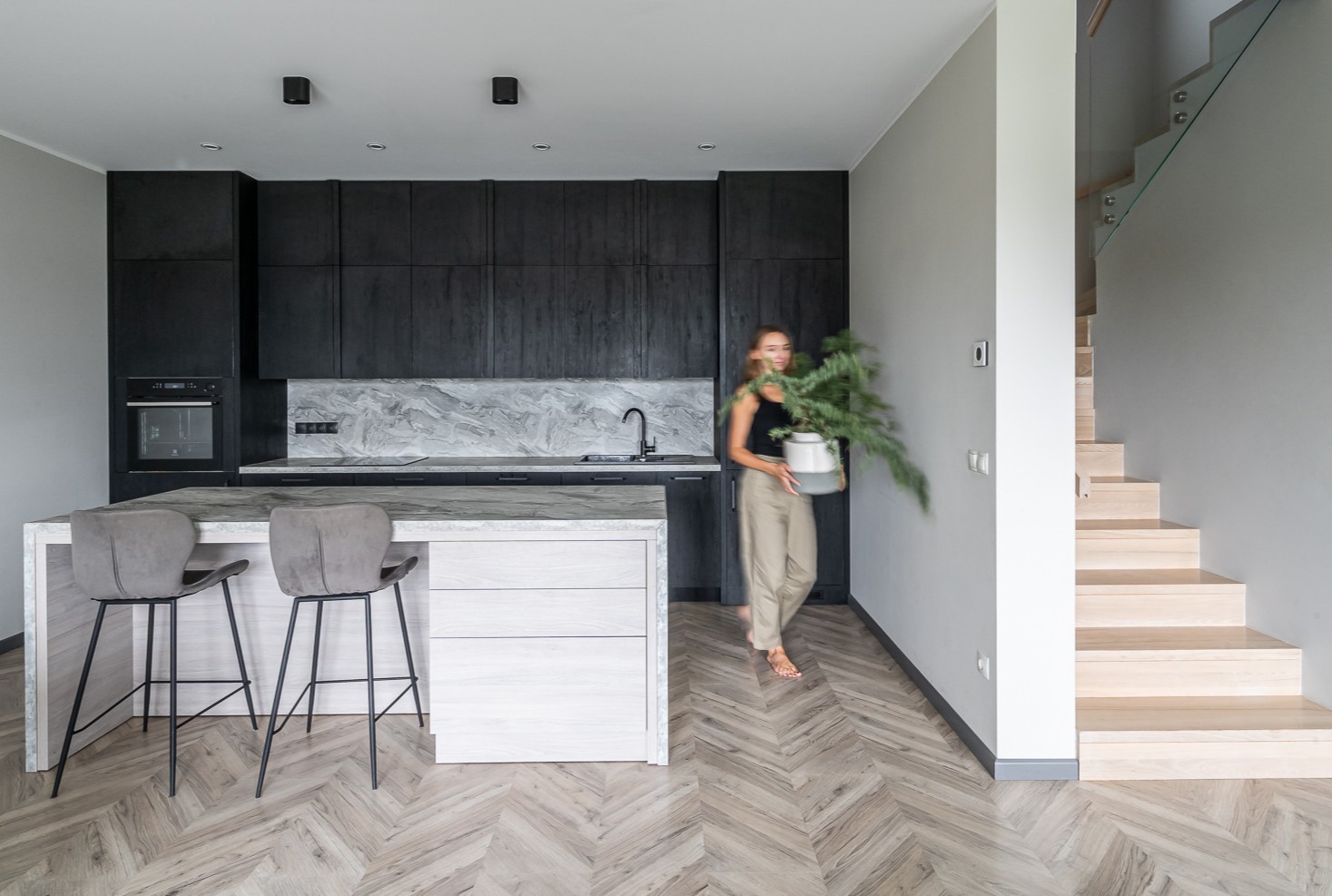 namo_interjeras_juoda_virtuve_eglutes_parketas