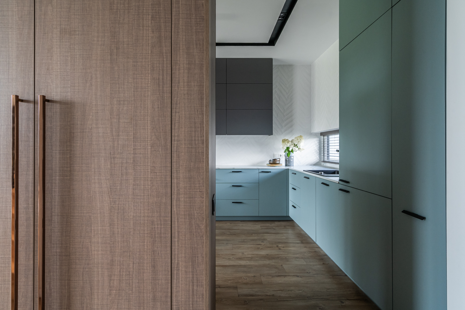 namo_interjeras_virtuve_juodi_akcentai_indre_rozeniene