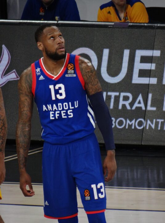 Sonny Weems žiūrėi į viršų per krepšinio rungtynes