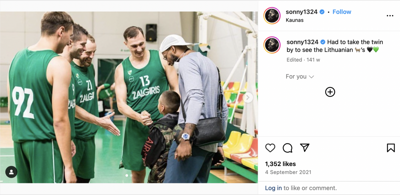 Sonny Weems su sūnumi šnekasi su Žalgirio komandos žaidėjais