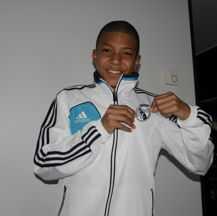 jaunas Kylian Mbappe pozuoja nuotraukai