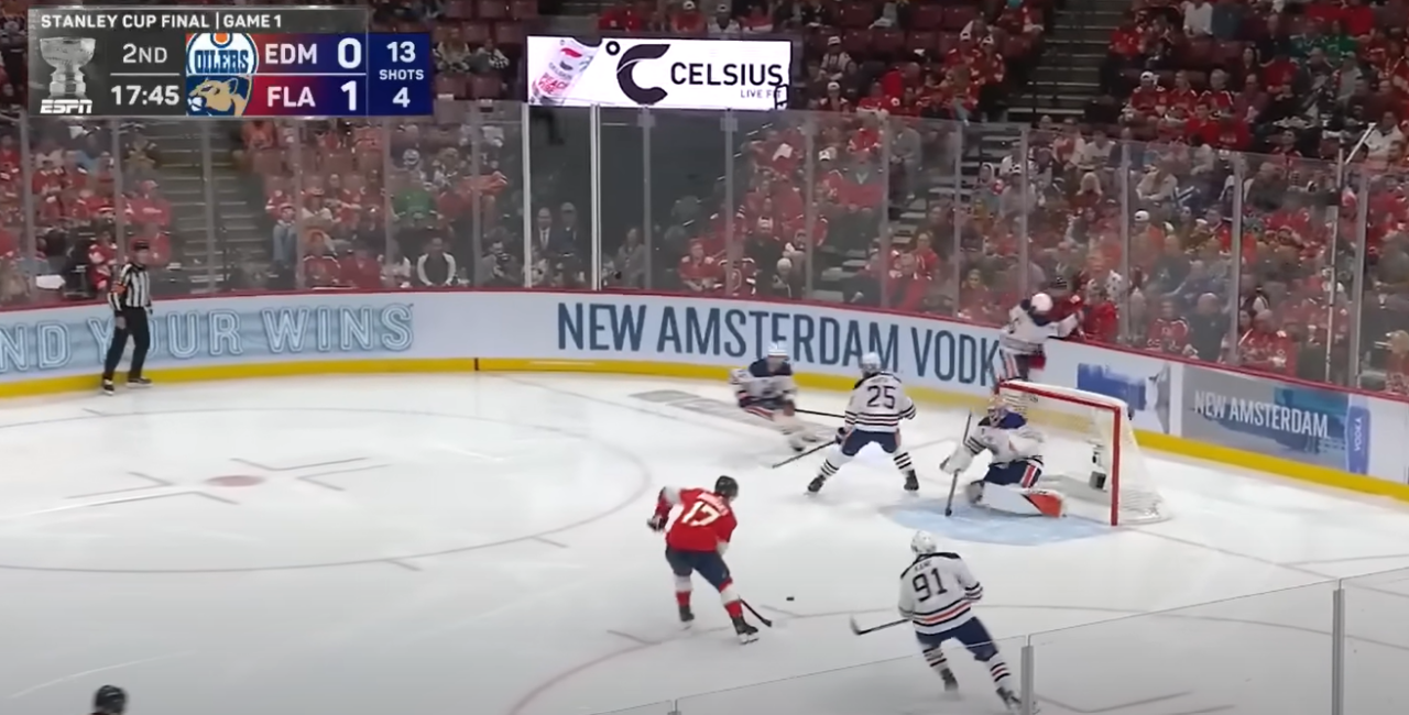 Evanas Rodriguesas muša įvartį į Edmontono vartus