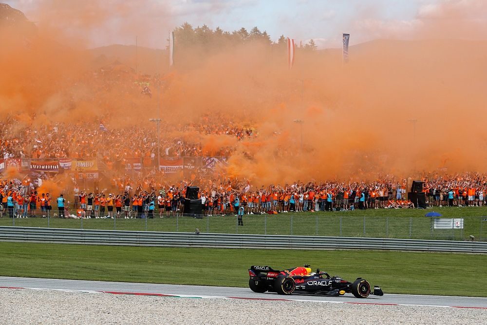 max verstappen vaziuoja priesais nyderlandu fanus